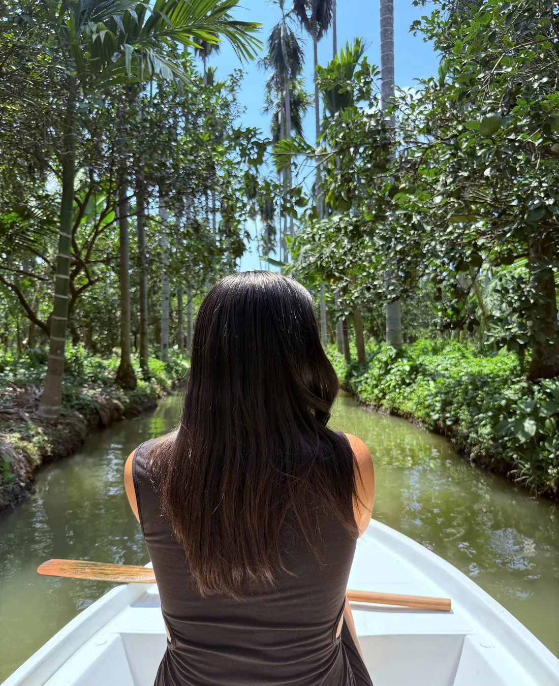 Marie au cœur d’une végétation tropicale